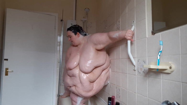 SSBBWLadyBrads: Lady brads si cewek super semok lagi mandi &amp; perutnya goyang-goyang