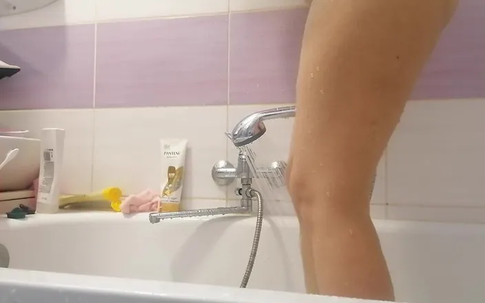 Mirsur: 性感的继母洗澡，毛茸茸的阴户，大奶子。
