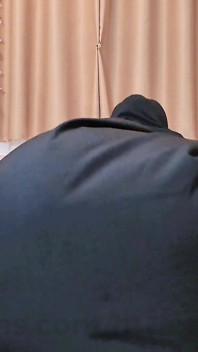 Yaramaz Malezyalı tesettürlü kız abaya'da götünü göstererek porno çekiyor