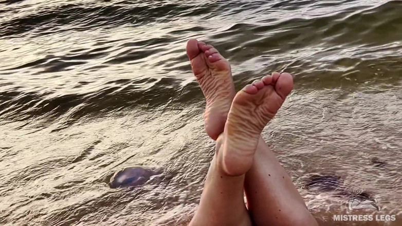 Mistress Legs: 海辺の夕日を背景に小刻みに揺れる美しいしわの寄った足の裏とつま先