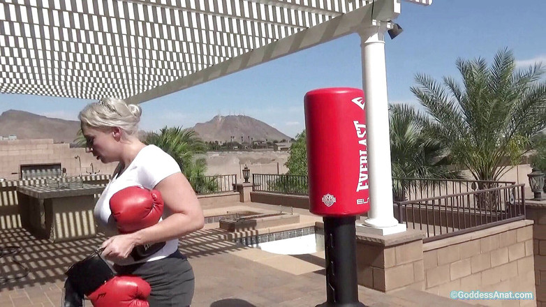 Goddess Anat Official: Kouření venku s boxerkou svalnatá dáma