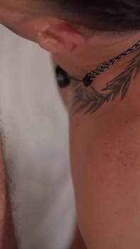 Errore del vicino! Ragazzo timido fa un deepthroat ad un cazzo enorme e si prende un creampie crudo