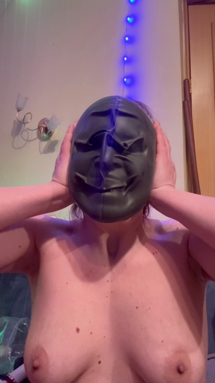 Elena917: Badehose, Plastiktüte, Klebeband und Nasenklemmen