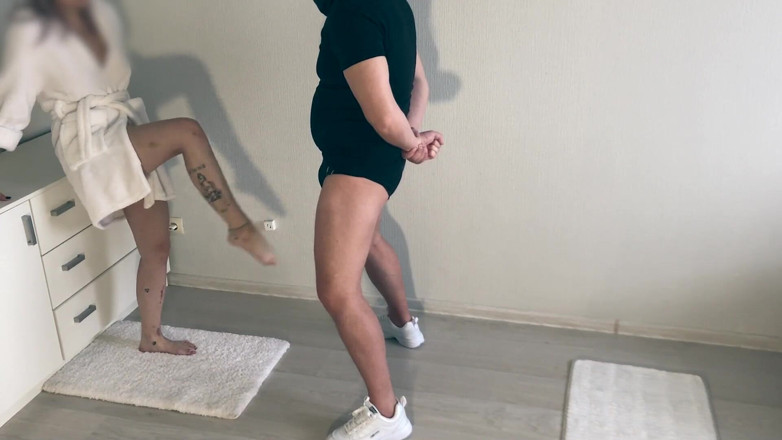 Amateur_fetish: Тинка пытает яйца 1 | ракурс 2