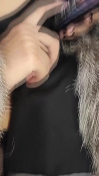 Nadržený perverzní chlap za bohyní kožešiny