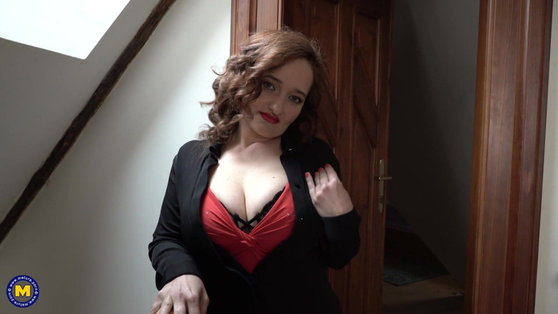 Mature NL: Classy busty MILF turns nympho at home