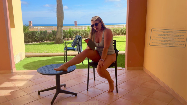 Emma Voyeur: Trancado Na Varanda - Desperate Piss in My Jeans