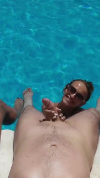 Katt Da un servicio de piscina de 5 estrellas