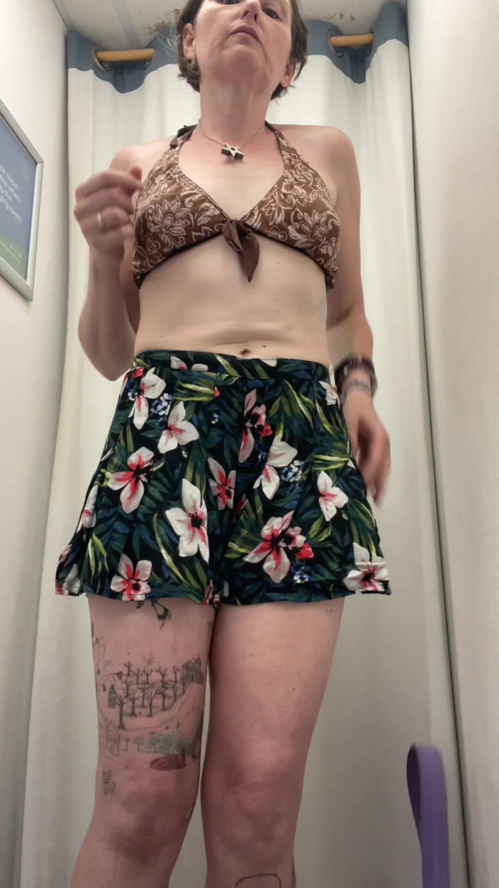MistressWriggler: Elbiseleri Ve Bikini Üstünü Denemek Için Soyunup Soyunuyorken Bir Dükkanda Striptiz