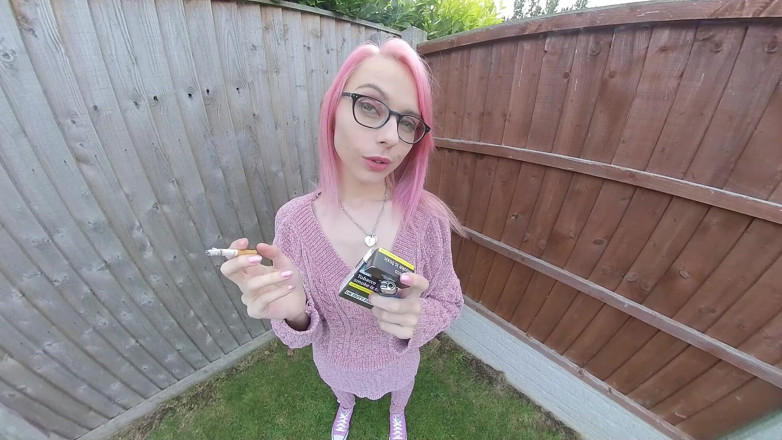 VR smokers HD-2D Videos Only: Chloe Toy - Fuma nel suo giardino