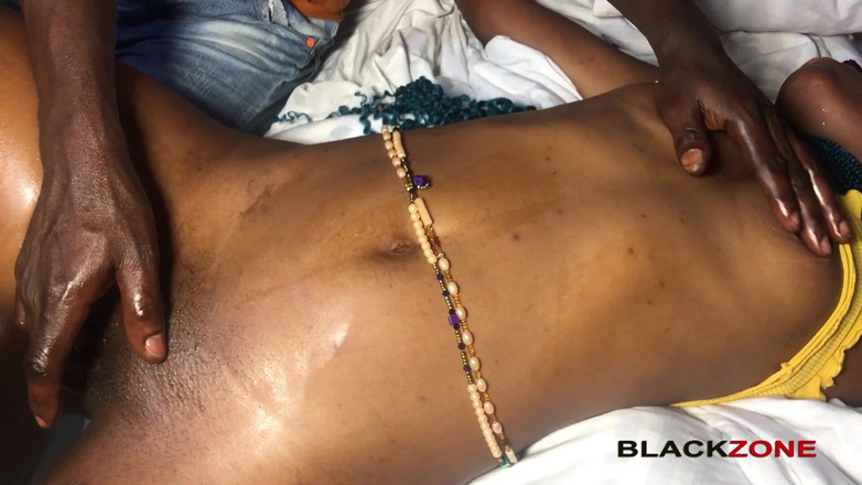 Blackzone Films: Elle masse son cul pulpeux - caresse et doigte sa chatte...