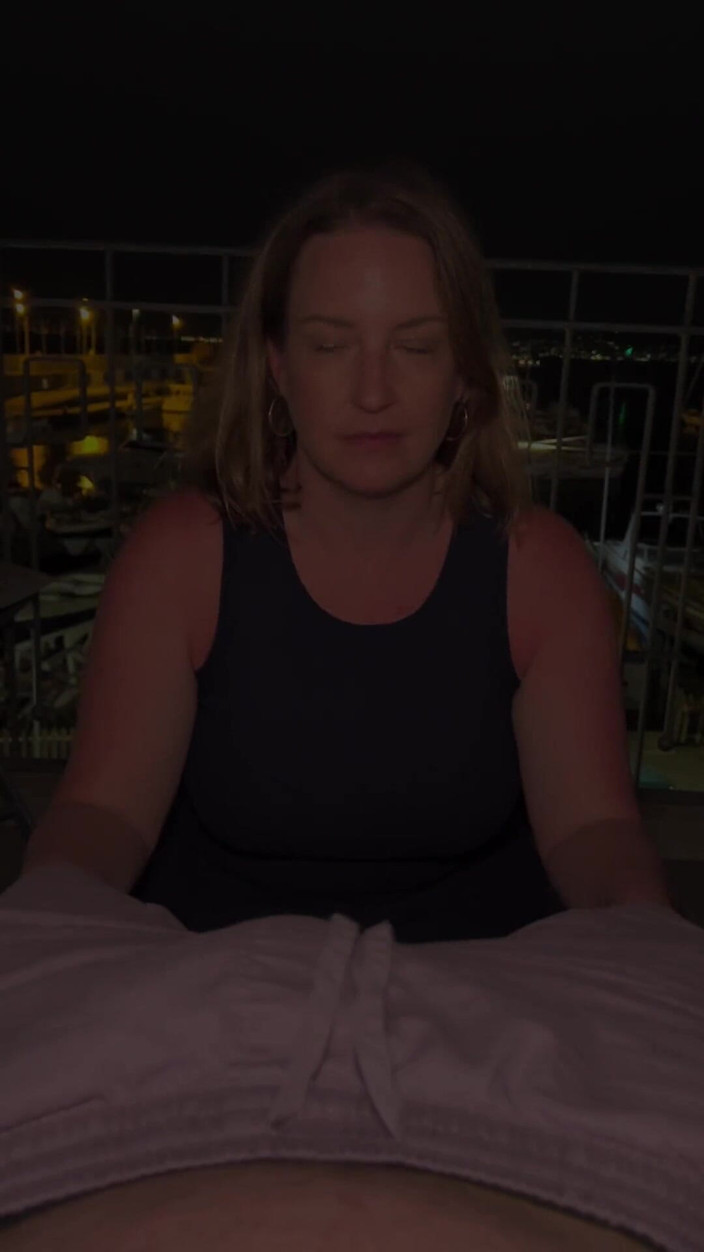 Avril Showers: Menelan air maninya di marina di pantai amalfi