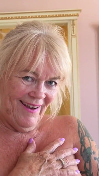Ajudys - deine reife GILF-stiefmutter, frau randy Raz, erwischt dich beim stiehlen ihres höschens