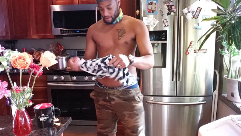 Kennie Jai: Kennie Jai si masturba in cucina e si fa un...