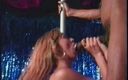 Hot and Wet: 放荡的poledancer女郎的阴户在舞台上被一个黑人舔舐并被干