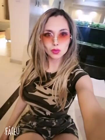 Barbietransxxxx: транс в платье низкого пореза для ее любовника в отеле