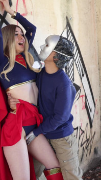 Supergirl için avlanma ve numaralar sert bir şekilde sevişmeye götürülüyor