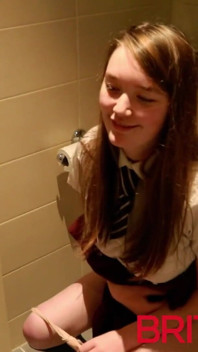 Une étudiante pisse dans les toilettes