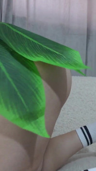 Pierdam i masturbuję się w hawajskim kostiumie Cosplay i pokazuję co jest pod moją spódnicą