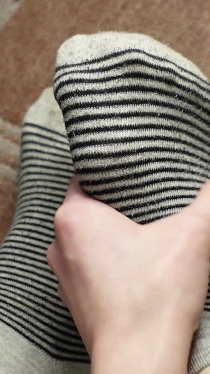 HotRedWildcat: Zeigt Dir Meine Füße in Süßen Socken