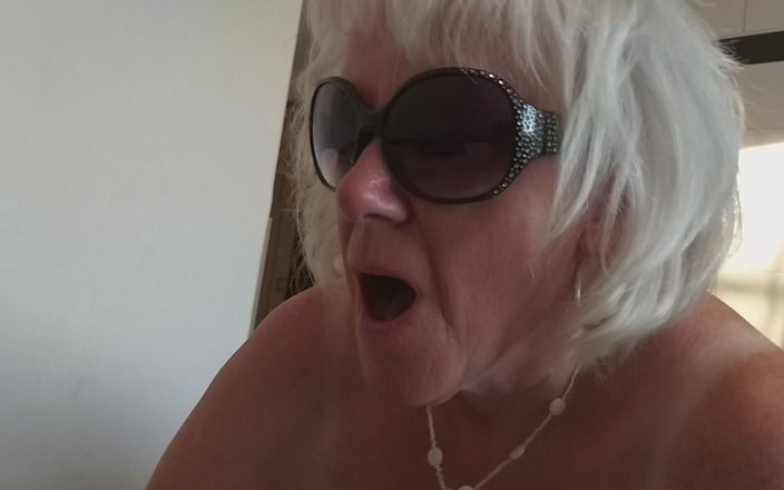 PureVicky66: 熟女が夫のホットチンポに乗る