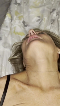 Producent reżyseruje sesję analną MILF