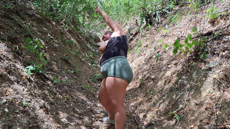 SugarPose: Velká kráska Latina cvičí venku se svými kozami