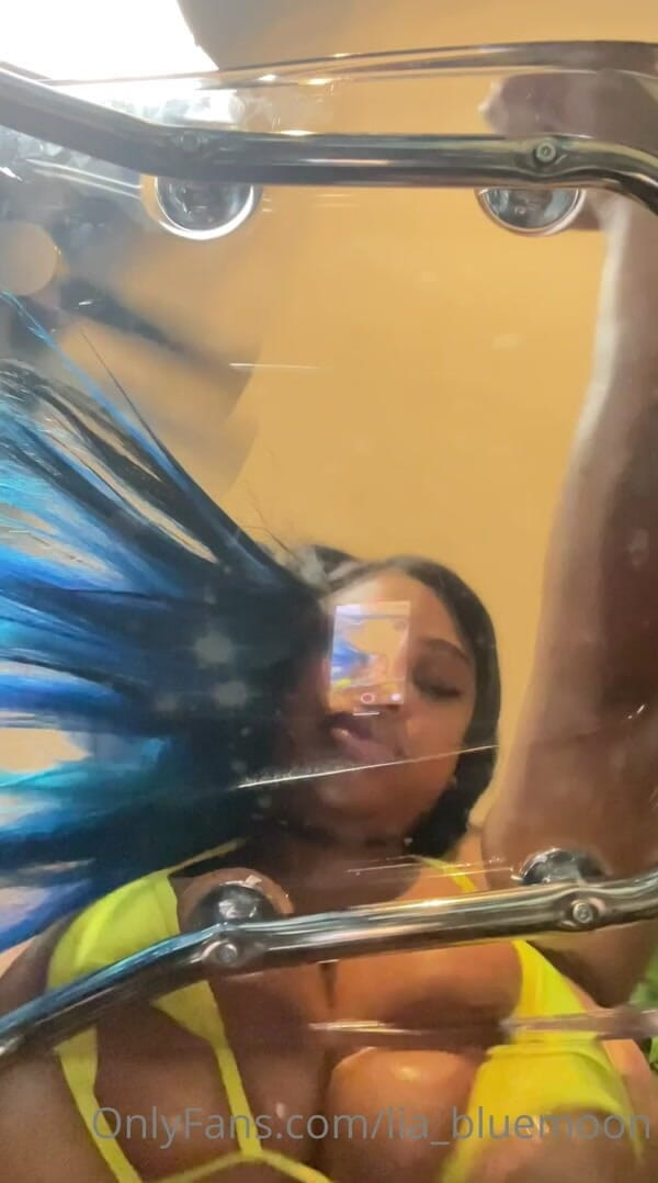 Riley dace: Ragazza ebano tettona che strofina le tette oliate su una...
