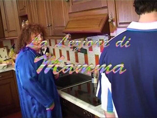 Real Home Made: Una troia amatoriale viene scopata da ragazzi sconosciuti