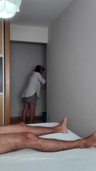 Mă masturbez în fața doamnei care face curățenie la hotel