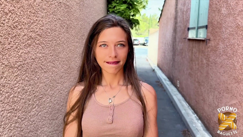 Porno Baguette: Lola, tipă tânără, vrea un sex în trei sexy