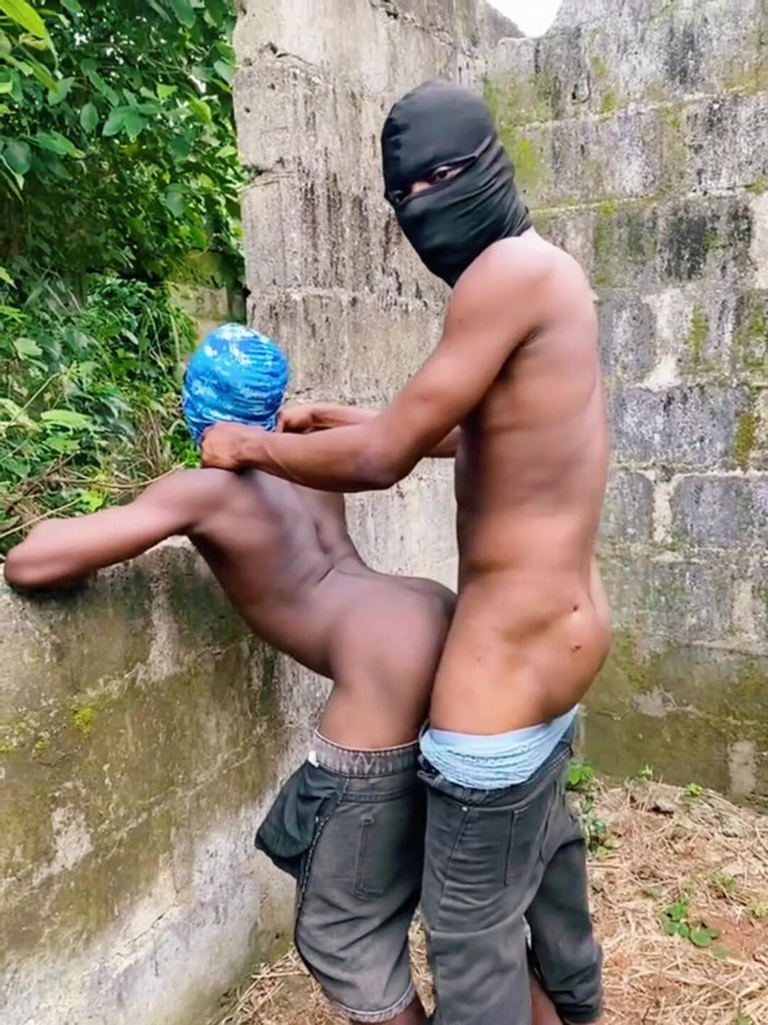 BLACKSHOOTERR: Éjacule Sur Son Cul Et Continue À Le Baiser