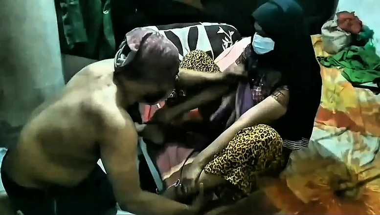 Romjan Khan: La moglie tettona si diverte con la richiesta di uomini...