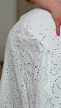 Soție matură sexy elegantă excitată de flori de la un străin
