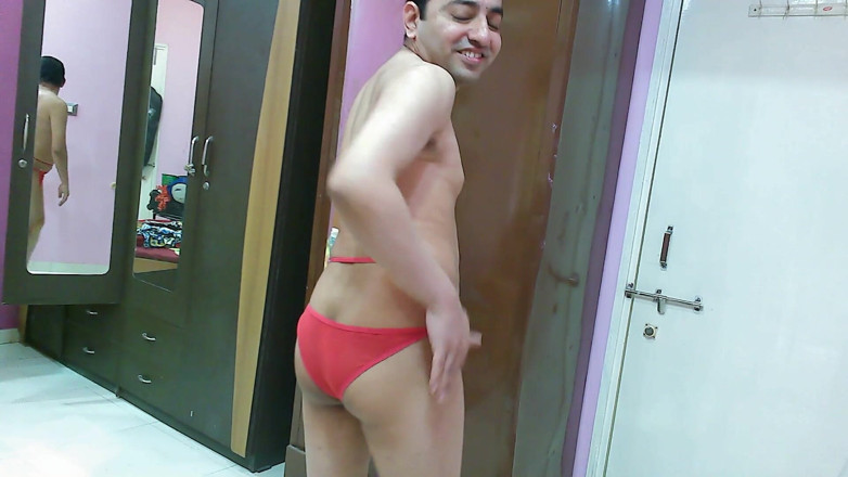 Cute & Nude Crossdresser: 해변에서 섹시한 팬티와 플립플롭을 입은 섹시한 계집 크로스드레서 펨보이 달콤한 롤리팝.