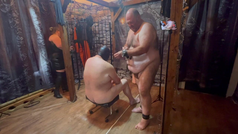 Lanista_Bear: 1부:- 부부는 도미나의 자리이며, 하부 피더는 그녀에게 먹이를 줘.