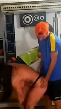 Comiendo la madrastra de mi amigo con él