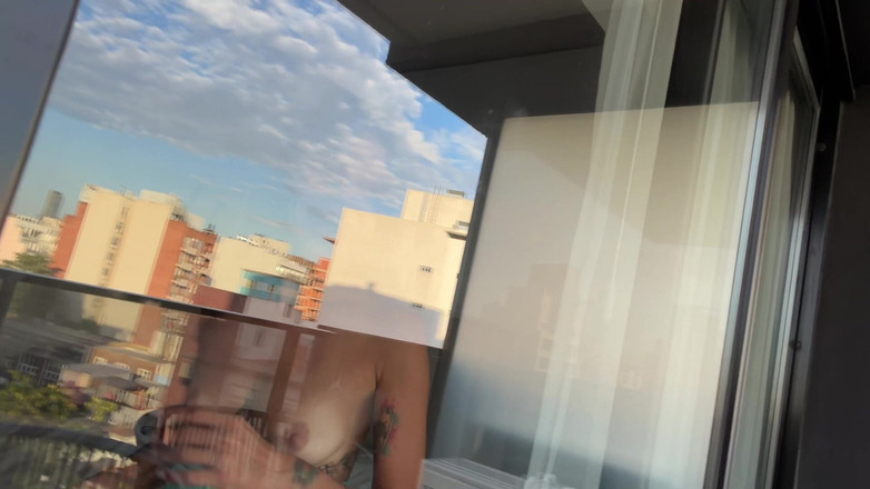 Johnny Grey: Ils m’ont léchée comme une sucette - de petites latinas brunes...