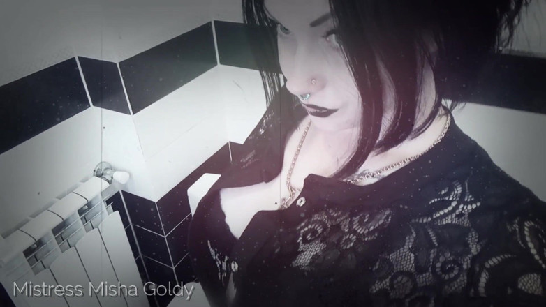 Goddess Misha Goldy: A rendez-vous dans les toilettes