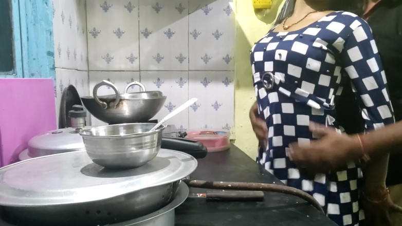 Mumbai Ashu: Gorąca indyjska dziewczyna kichen seks