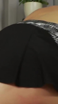 Seksi çoraplı çarpıcı hatun büyük yarağa biniyor