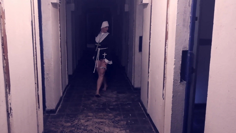 Kylie Britain Adventures: 尼僧カイリーはきっアップです