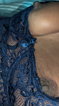 大きなお尻の継母とベッドを共有し、彼女の大きな胸に射精する熱いセックスに終わりました。