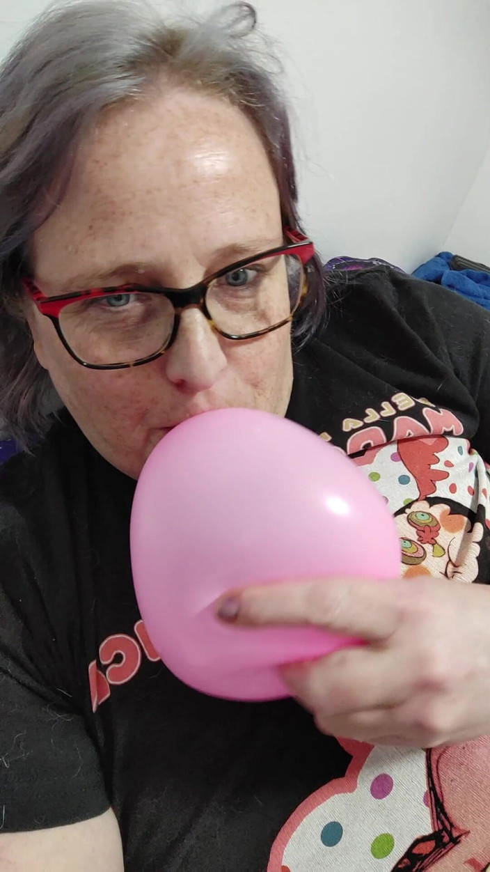 AngYourDirtyCanadian: Jeu avec la bouche en ballon