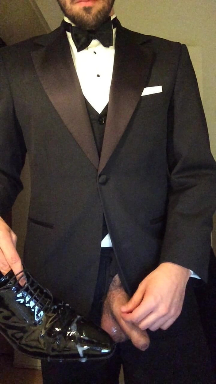 Master Shiny Shoes: Excitée dans un smoking