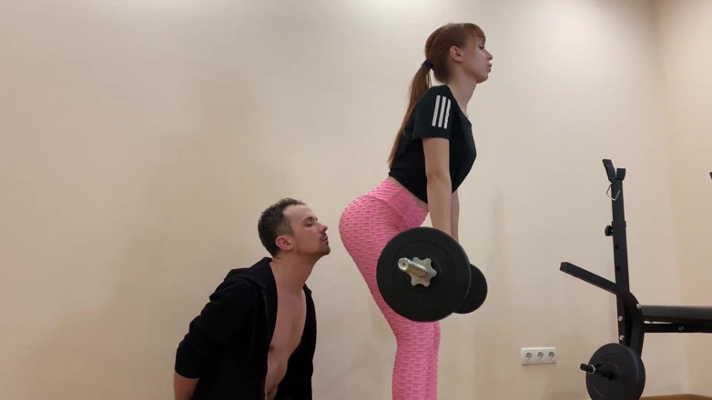 Petite Princesses Femdom: Sportovní dívčí zpocený uctívání zadku a čichání zadku femdom