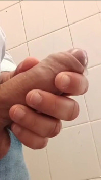 Uomo maturo si masturba in luoghi pubblici