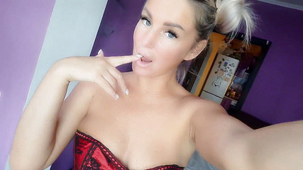 Nadi_Zabava: Domina si hraje se sissy klukem