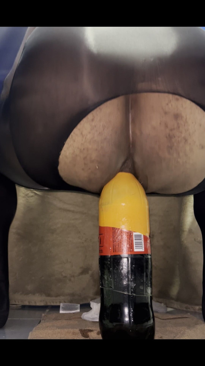 Zerithz: Una grande bottiglia nel mio culo