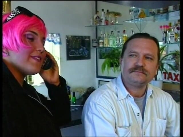 Lucky Cooch: Gagică excitată cu păroasă roz suge pula tipului în aer liber